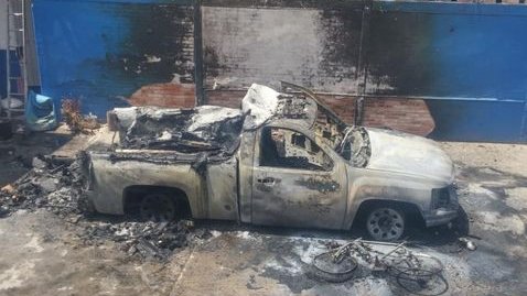 Normalistas queman patrulla y ambulancia en Guerrero