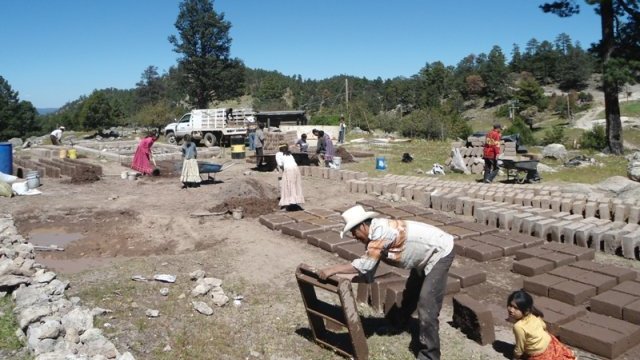 Continúa la construcción de viviendas de adobe en la Sierra