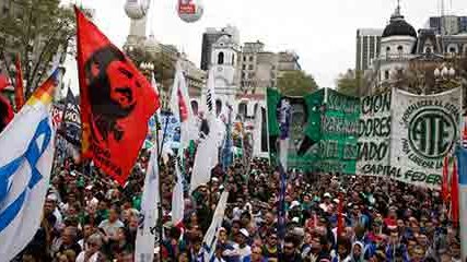 Más protestas en Argentina mientras Macri busca nuevos financiamientos