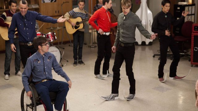 Glee baila con botas tribal al ritmo de Enrique Iglesias 