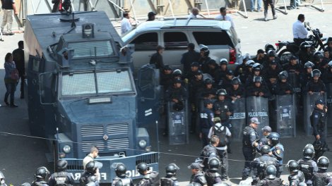 Con tanquetas, policías detienen a manifestantes en San Lázaro