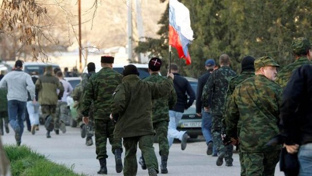 Rusia toma control militar en Crimea