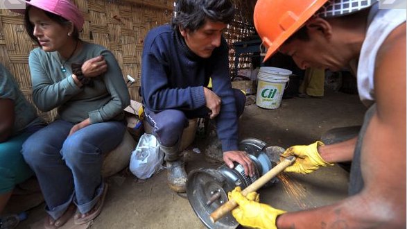 Nueve mineros atrapados en mina en Perú esperan pronto rescate