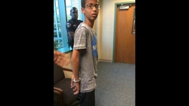 Arrestan en Texas a niño musulmán por reloj que parecía bomba
