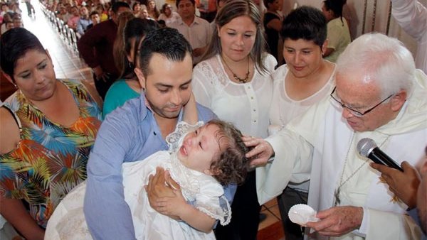Obispo Vera bautiza a hija de homosexuales