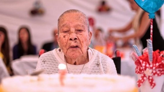 Mujer festeja sus 100 años en la Ciudad de México