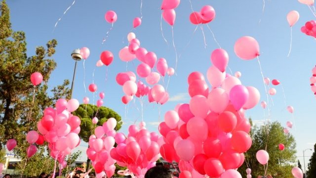 En alto, el rosa de la campaña para prevenir cáncer de mama