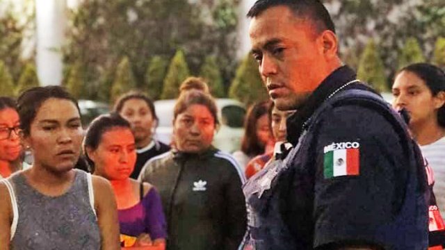 Policías estatales de Puebla detienen y amenazan a punta de pistola a comerciantes antorchistas