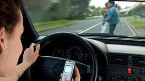 Cerca de un 25% de los accidentes viales se debe al uso del celular: Vialidad