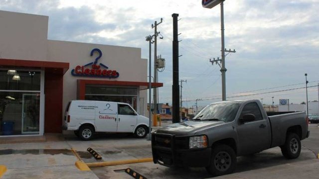 Asaltan dos negocios en una misma plaza comercial, en Chihuahua