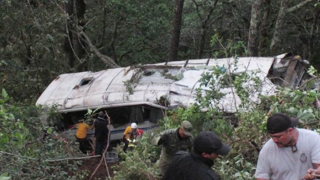 Veracruz: hay 12 muertos por autobús que cayó en barranco