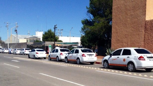 Taxistas del aeropuerto de Chihuahua declaran la guerra a Uber