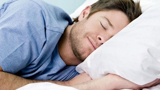 Dormir de lado reduciría riesgo de Alzheimer y Parkinson