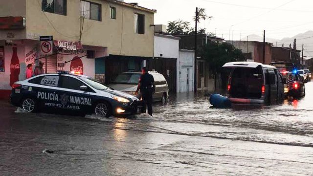 La capital: inundadas las calles, derrumbes y autos varados