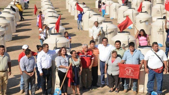 En acto sin precedente, alcalde de Tlapa entrega 100 tinacos a colonos