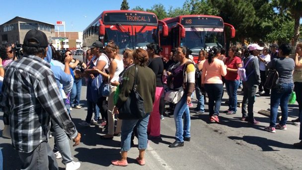 Bloquean avenida Ocampo y el Vivebús en protesta contra Sedesol