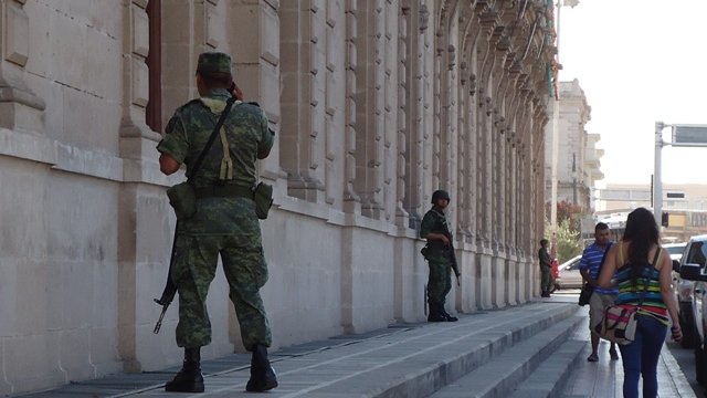 Resguardan militares el Palacio tras visita de Poiré