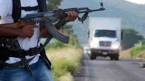Grupo armado secuestra y asalta a periodistas en Tierra Caliente