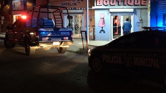 Mujer asalta una boutique a mano armada, en Chihuahua