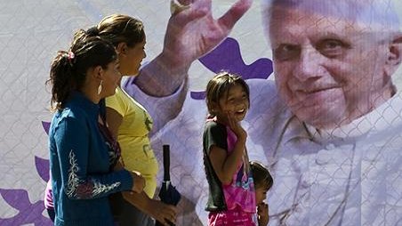 Hacen en Guanajuato 300 mil pulseras por visita papal