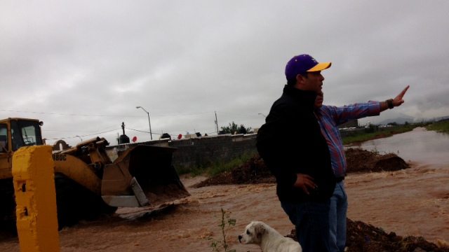 Alcalde se pone las botas de lluvia y se va a ver cómo andan las aguas en La Galera