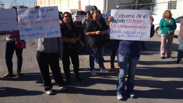 Cortan la luz a un kínder en Juárez; padres toman la calle en protesta