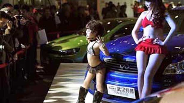 En China modelos de menos de 5 años en bikini promocionan autos