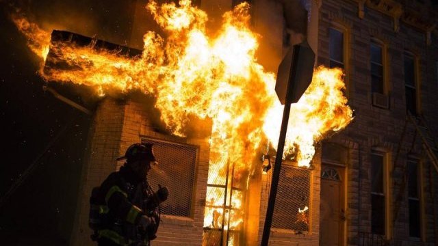 Baltimore, en llamas tras disturbios por muerte de hombre negro bajo custodia policial
