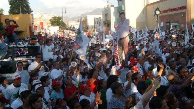 Marchan en favor de Peña Nieto