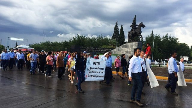 Protestan trabajadores de Telmex en marcha por la Universidad