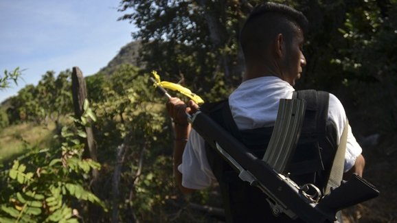 Grupos armados enfrentan a comunitarios en Antúnez, Michoacán