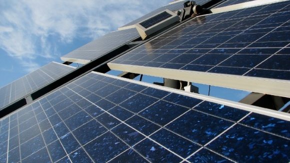 Cuba inaugura su primera central de energía solar 