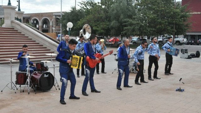 Corren a músicos de la plaza porque grabaron canción contra el gobierno