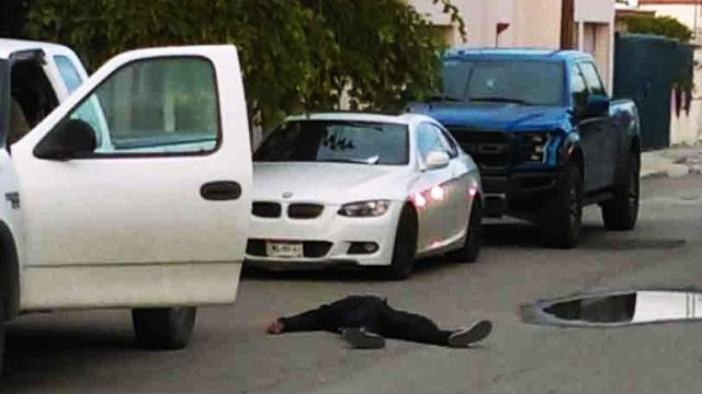 Asesinan a un hombre a balazos al abordar su vehículo, en Juárez