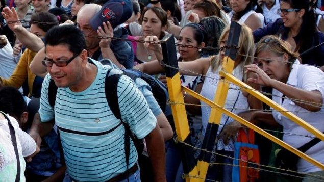 Cientos de venezolanos cruzan frontera en busca de alimentos