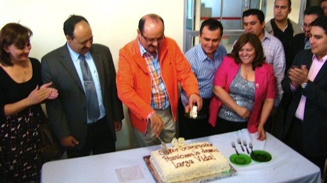 Le cantaron el sapo verde  y le sirvieron una torta de cumpleaños al Gobernador