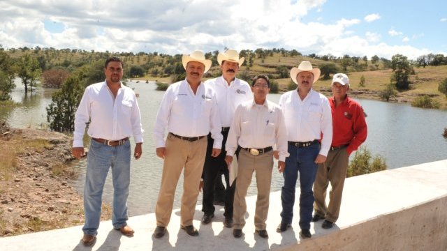 Inaugura el gobernador cuatro presas en Temósachi
