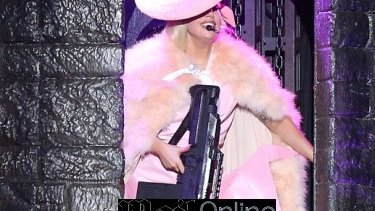 Asusta Lady Gaga en show tras sacar ametralladora
