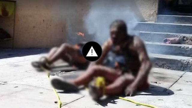 Golpean y queman vivos a dos presuntos plagiarios en Puebla
