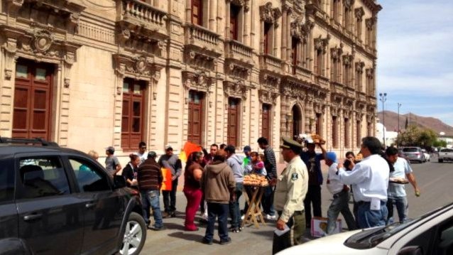 Ambulantes desalojados de estación del Vivebús se manifiestan en Palacio