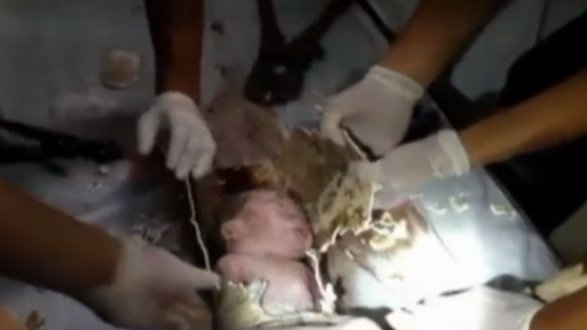 Fue un accidente: mamá de bebé chino en tubería