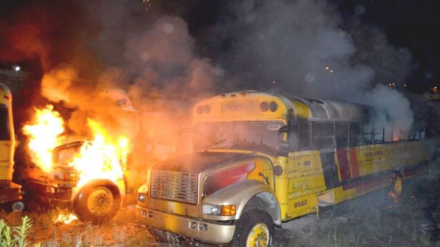Se pierden al menos tres camiones urbanos por incendio en un taller