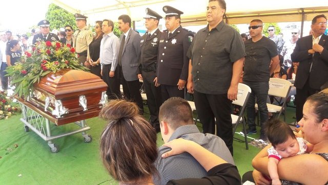 Rinden homenaje a agente muerto en el ataque de Villa Ahumada