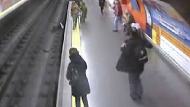 Policía salva a mujer desmayada de las vías del metro