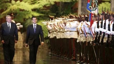 Castro recibe a Peña Nieto en histórico encuentro