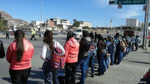Alumnas de Saucillo protestan cerrando las calles del Centro