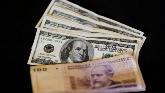 Peso argentino colapsa 29% en primer día sin control de cambios