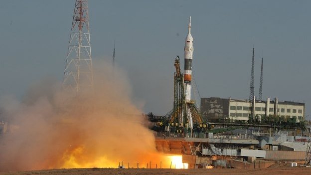 Nave rusa Soyuz despega hacia la plataforma orbital