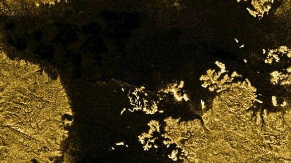 Intriga una isla que aparece y desaparece en Titán