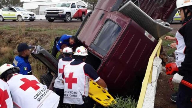 Fatal volcadura en carretera a La Junta: cinco personas muertas
